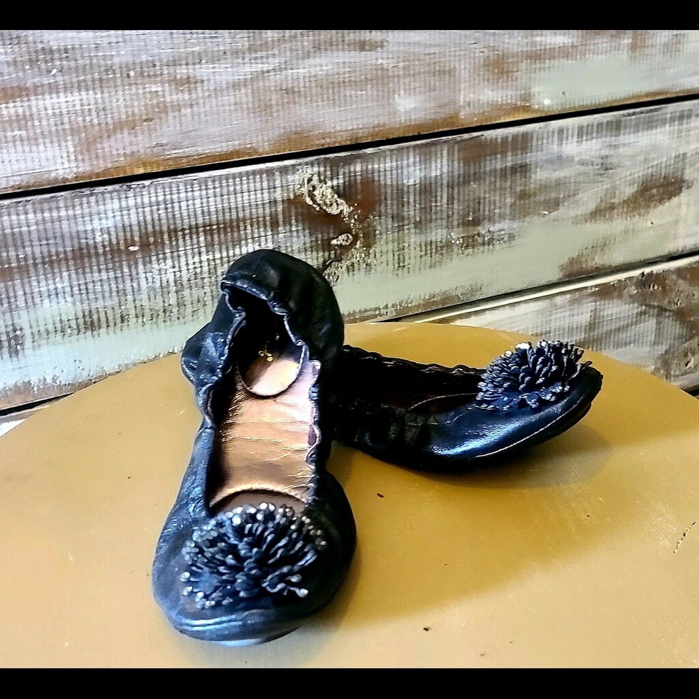 Black ballerina flats